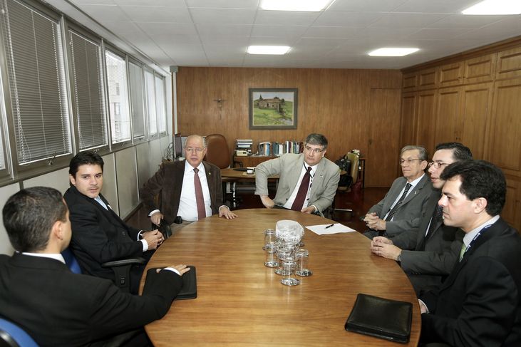 O secretário Luiz Carlos Hauly com o presidente da Teradata no Brasil, Sérgio Farina,  diretor de Governo da Teradata no Brasil, Carlos Bokor, presidente da Maxtera, Gustavo Guimarães, o Diretor Geral da SEFA, Amauri Escudero, o Coordenador da Receita Estadual, Gilberto Della Coletta, e o Assessor de TI da Secretaria e da CRE, Agnaldo Hermínio de Carvalho. Foto Júlio César Souza/SEFA