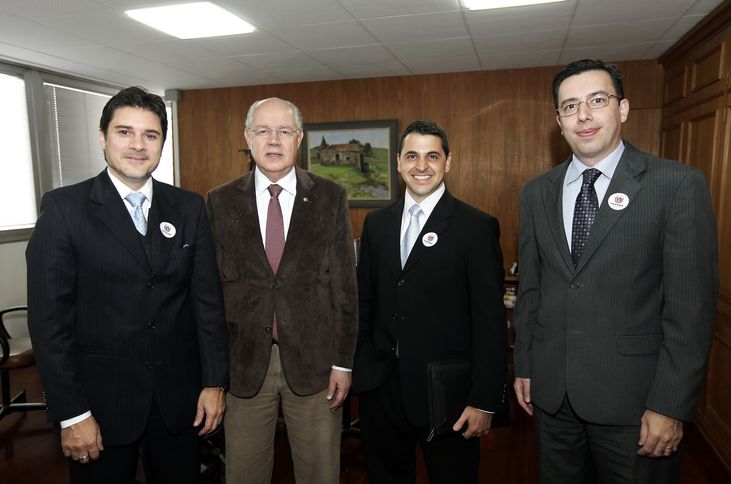 O secretário Luiz Carlos Hauly com o presidente da Teradata no Brasil, Sérgio Farina,  diretor de Governo da Teradata no Brasil, Carlos Bokor, presidente da Maxtera, Gustavo Guimarães, o Diretor Geral da SEFA, Amauri Escudero, o Coordenador da Receita Estadual, Gilberto Della Coletta, e o Assessor de TI da Secretaria e da CRE, Agnaldo Hermínio de Carvalho. Foto Júlio César Souza/SEFA