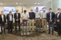 O grupo Unium, marca institucional das cooperativas Frísia, Castrolanda e Capal, confirmou o investimento de R$ 460 milhões na construção de uma nova planta em Ponta Grossa, nos Campos Gerais O anúncio da expansão foi feito nesta segunda-feira (20), no Palácio Iguaçu, pelo governador Carlos Massa Ratinho Junior e pelos presidentes das cooperativas, Renato Greidanus (Frísia), Erik Bosch (Capal) e Willem Bouwman (Castrolanda) - Curitiba, 20/12/2021 Foto: Gilson Abreu/AEN O anúncio da expansão foi feito nesta 