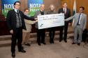 Os ganhadores dos prêmios de R$ 200 mil, R$ 120 mil e R$ 80 mil recebem os cheques na 33ª premiação do programa Nota Paraná, que neste mês de agosto completa três anos de criação. Por ser o sorteio especial dos pais, o valor das premiações foi multiplicado por quatro. Curitiba,16/08/2018 Foto:Jaelson Lucas / ANPr