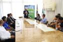 O secretário da Fazenda, Renê Garcia Júnior, entrega  os três principais prêmios do sorteio de janeiro do programa Nota Paraná. Os contemplados receberam R$ 50 mil, R$ 30 mil e R$ 20 mil.  -  Curitiba, 21/01/2018  -  Foto: José Fernando Ogura/ANPr