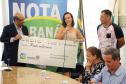 O secretário da Fazenda, Renê Garcia Júnior, entrega  os três principais prêmios do sorteio de janeiro do programa Nota Paraná. Os contemplados receberam R$ 50 mil, R$ 30 mil e R$ 20 mil.  -  Curitiba, 21/01/2018  -  Foto: José Fernando Ogura/ANPr