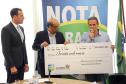 O secretário da Fazenda, Renê Garcia Júnior, entrega  os três principais prêmios do sorteio de janeiro do programa Nota Paraná. Os contemplados receberam R$ 50 mil, R$ 30 mil e R$ 20 mil.  -  Curitiba, 21/01/2018  -  Foto: José Fernando Ogura/ANPr