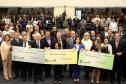 Ganhadores receberam os cheques durante sessão solene promovida pelos deputados paranaenses em reconhecimento ao programa de cidadania fiscal do Estado