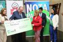 Premiados de setembro recebem cheque do Nota Paraná