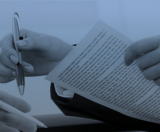 Pessoa segurando um documento