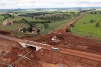 Obras na estrada boiadeira na região de Umuarama, noroeste do Paraná.