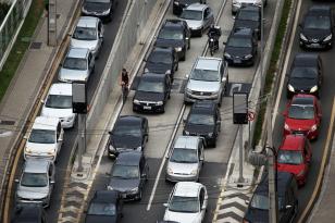 Carros em avenida movimentada