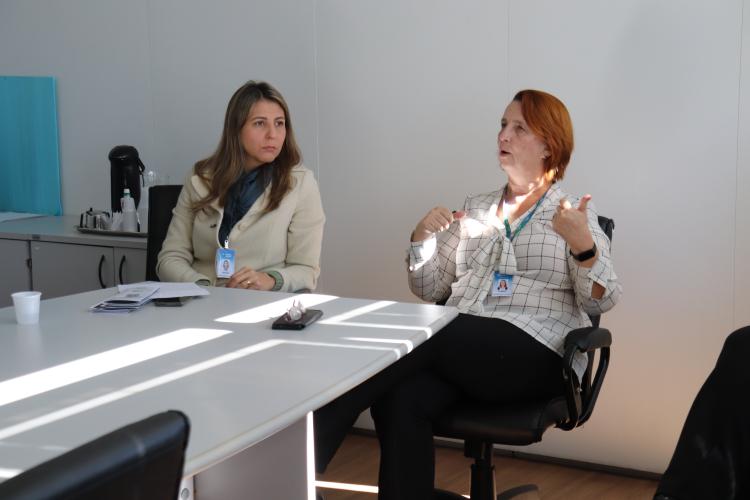 Com o objetivo de melhorar cada vez mais os atendimentos oferecidos aos contribuintes que buscam informações na Secretaria da Fazenda e Receita Estadual do Paraná, a Ouvidoria da Sefa e o Serviço de Atendimento ao Cidadão (SAC - REPR) realizou nesta terça-feira (04) uma capacitação aos recepcionistas do prédio matriz, em Curitiba.  O treinamento focou na importância de ter empatia ao receber o cidadão, acolhimento, compreender a necessidade do contribuinte.  Além disso, os profissionais também receberam ori