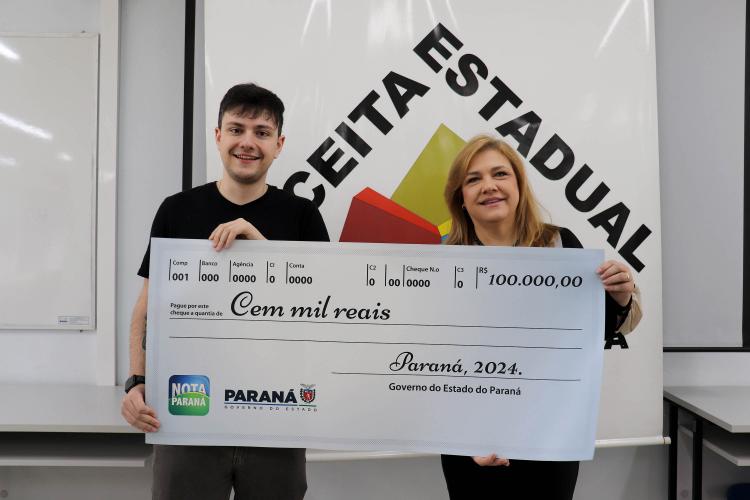 Prêmio de R$ 100 mil do Nota Paraná é entregue a moradora de Curitiba