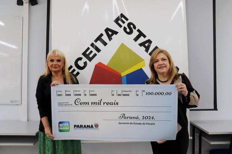 Prêmio de R$ 100 mil do Nota Paraná é entregue a moradora de Curitiba