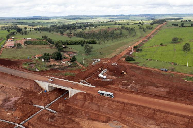 Obras na estrada boiadeira na região de Umuarama, noroeste do Paraná.