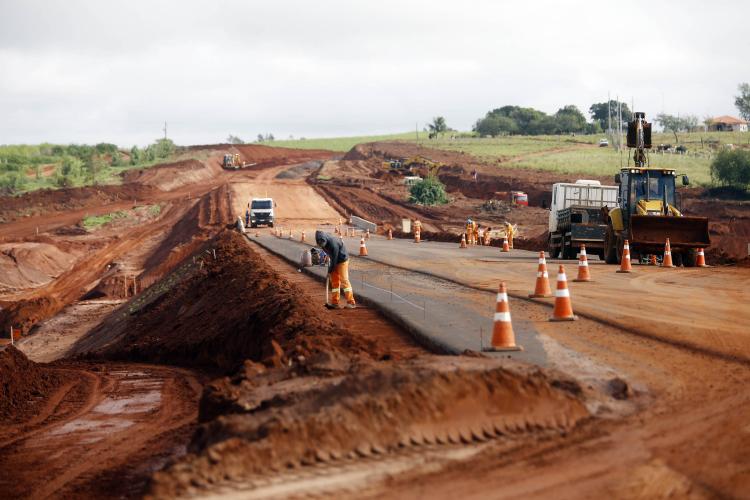 Obras na estrada boiadeira na região de Umuarama, noroeste do Paraná.
