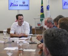 O grupo Unium, marca institucional das cooperativas Frísia, Castrolanda e Capal, confirmou o investimento de R$ 460 milhões na construção de uma nova planta em Ponta Grossa, nos Campos Gerais O anúncio da expansão foi feito nesta segunda-feira (20), no Palácio Iguaçu, pelo governador Carlos Massa Ratinho Junior e pelos presidentes das cooperativas, Renato Greidanus (Frísia), Erik Bosch (Capal) e Willem Bouwman (Castrolanda) - Curitiba, 20/12/2021 Foto: Gilson Abreu/AEN O anúncio da expansão foi feito nesta 