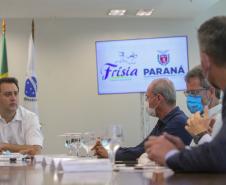 O grupo Unium, marca institucional das cooperativas Frísia, Castrolanda e Capal, confirmou o investimento de R$ 460 milhões na construção de uma nova planta em Ponta Grossa, nos Campos Gerais O anúncio da expansão foi feito nesta segunda-feira (20), no Palácio Iguaçu, pelo governador Carlos Massa Ratinho Junior e pelos presidentes das cooperativas, Renato Greidanus (Frísia), Erik Bosch (Capal) e Willem Bouwman (Castrolanda) - Curitiba, 20/12/2021 Foto: Gilson Abreu/AEN O anúncio da expansão foi feito nesta 
