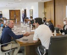 O grupo Unium, marca institucional das cooperativas Frísia, Castrolanda e Capal, confirmou o investimento de R$ 460 milhões na construção de uma nova planta em Ponta Grossa, nos Campos Gerais O anúncio da expansão foi feito nesta segunda-feira (20), no Palácio Iguaçu, pelo governador Carlos Massa Ratinho Junior e pelos presidentes das cooperativas, Renato Greidanus (Frísia), Erik Bosch (Capal) e Willem Bouwman (Castrolanda) - Curitiba, 20/12/2021 Foto: Gilson Abreu/AEN O anúncio da expansão foi feito nesta 