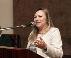 A secretária Jozélia Nogueira iniciou os trabalhos já na manhã dessa terça-feira (8). Antes, porém, acompanhada do diretor geral da pasta, Vitor Puppi, participou de solenidade de transmissão de cargo no Auditório da Secretaria da Fazenda. Ela substitui o deputado federal Luiz Carlos Hauly, que retorna à Câmara Federal.  