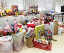 Em clima de festa, auditores e agentes fiscais da Secretaria da Fazenda do Paraná entregaram na manhã desta quinta-feira (10) brinquedos para 163 crianças do Centro Vicentino de Educação Infantil. A campanha foi realizada entre os servidores da Receita Estadual e resultou na doação de mais de 300 brinquedos. 