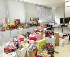 Em clima de festa, auditores e agentes fiscais da Secretaria da Fazenda do Paraná entregaram na manhã desta quinta-feira (10) brinquedos para 163 crianças do Centro Vicentino de Educação Infantil. A campanha foi realizada entre os servidores da Receita Estadual e resultou na doação de mais de 300 brinquedos. 