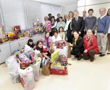 Em clima de festa, auditores e agentes fiscais da Secretaria da Fazenda do Paraná entregaram na manhã desta quinta-feira (10) brinquedos para 163 crianças do Centro Vicentino de Educação Infantil. A campanha foi realizada entre os servidores da Receita Estadual e resultou na doação de mais de 300 brinquedos. 