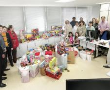 Em clima de festa, auditores e agentes fiscais da Secretaria da Fazenda do Paraná entregaram na manhã desta quinta-feira (10) brinquedos para 163 crianças do Centro Vicentino de Educação Infantil. A campanha foi realizada entre os servidores da Receita Estadual e resultou na doação de mais de 300 brinquedos. 