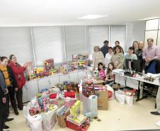 Em clima de festa, auditores e agentes fiscais da Secretaria da Fazenda do Paraná entregaram na manhã desta quinta-feira (10) brinquedos para 163 crianças do Centro Vicentino de Educação Infantil. A campanha foi realizada entre os servidores da Receita Estadual e resultou na doação de mais de 300 brinquedos. 