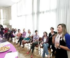 Na manhã desta sexta-feira (18), servidoras da Secretaria da Fazenda e da Receita Estadual participaram de um café com a finalidade de alertá-las sobre a necessidade da prevenção ao câncer de mama. A secretária Jozélia Nogueira enfatizou a importância da mulher “dar mais atenção à saúde” fazendo os exames periódicos para evitar o surgimento de doenças. 