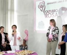 Na manhã desta sexta-feira (18), servidoras da Secretaria da Fazenda e da Receita Estadual participaram de um café com a finalidade de alertá-las sobre a necessidade da prevenção ao câncer de mama. A secretária Jozélia Nogueira enfatizou a importância da mulher “dar mais atenção à saúde” fazendo os exames periódicos para evitar o surgimento de doenças. 