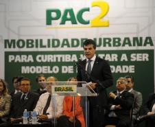 O governador Beto Richa anunciou nesta terça-feira (29/10), durante o evento com a presidente Dilma Rousseff, em Curitiba, a liberação pelo governo federal de financiamentos nacionais e internacionais para o Paraná que somam R$ 3,9 bilhões. 