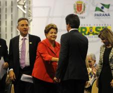 O governador Beto Richa anunciou nesta terça-feira (29/10), durante o evento com a presidente Dilma Rousseff, em Curitiba, a liberação pelo governo federal de financiamentos nacionais e internacionais para o Paraná que somam R$ 3,9 bilhões. 
