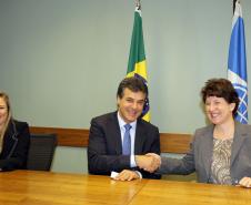Governador Beto Richa, ao lado da diretora para o Brasil do Banco Mundial, Debora Wetzel, e da secretária da Fazenda, Jozélia Nogueira, assina contrato de financiamento com o Banco Mundial (Bird) que garante ao Estado o acesso a US$ 350 milhões (cerca de R$ 815 milhões) para investimentos em nove programas. 
