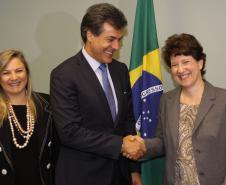 Governador Beto Richa, ao lado da diretora para o Brasil do Banco Mundial, Debora Wetzel, e da secretária da Fazenda, Jozélia Nogueira, assina contrato de financiamento com o Banco Mundial (Bird) que garante ao Estado o acesso a US$ 350 milhões (cerca de R$ 815 milhões) para investimentos em nove programas. 