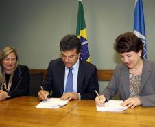 Governador Beto Richa, ao lado da diretora para o Brasil do Banco Mundial, Debora Wetzel, e da secretária da Fazenda, Jozélia Nogueira, assina contrato de financiamento com o Banco Mundial (Bird) que garante ao Estado o acesso a US$ 350 milhões (cerca de R$ 815 milhões) para investimentos em nove programas. 