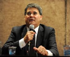 “Trabalho, trabalho e trabalho.” Assim o novo secretário da Fazenda, Luiz Eduardo Sebastiani, definiu como será sua gestão à frente da pasta. Ele destacou que para isso conta com um grupo de elite do funcionalismo público, ao se referir aos auditores fiscais e demais funcionários da secretaria e da Receita Estadual. 