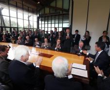 O governador Beto Richa assinou nesta quarta-feira (23) um conjunto de decretos que alteram o regime de substituição tributária no Estado e reduzem o imposto que incide na industrialização de instrumentos musicais, bicicletas e peças, brinquedos, produtos alimentícios, artefatos de uso doméstico, artigos de papelaria e materiais de limpeza.