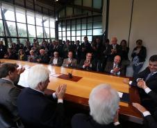 O governador Beto Richa assinou nesta quarta-feira (23) um conjunto de decretos que alteram o regime de substituição tributária no Estado e reduzem o imposto que incide na industrialização de instrumentos musicais, bicicletas e peças, brinquedos, produtos alimentícios, artefatos de uso doméstico, artigos de papelaria e materiais de limpeza.