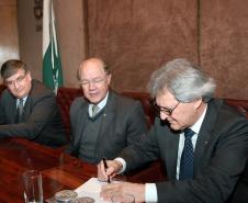 O auditor fiscal Clovis Rogge assumiu a Diretoria Geral da Secretaria de Estado da Fazenda, em solenidade  realizada na Anfiteatro da SEFA, no início da tarde desta quarta-feira (1º). Após agradecer ao secretário da Fazenda, Luiz Carlos Hauly, a manifestação de confiança ao indicá-lo para o cargo, ele falou da responsabilidade que estava assumindo e disse que “temos a obrigação de fazer o melhor, pois é o que a sociedade espera dos gestores públicos”. 