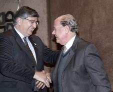 O auditor fiscal Clovis Rogge assumiu a Diretoria Geral da Secretaria de Estado da Fazenda, em solenidade  realizada na Anfiteatro da SEFA, no início da tarde desta quarta-feira (1º). Após agradecer ao secretário da Fazenda, Luiz Carlos Hauly, a manifestação de confiança ao indicá-lo para o cargo, ele falou da responsabilidade que estava assumindo e disse que “temos a obrigação de fazer o melhor, pois é o que a sociedade espera dos gestores públicos”. 