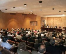 O auditor fiscal Clovis Rogge assumiu a Diretoria Geral da Secretaria de Estado da Fazenda, em solenidade  realizada na Anfiteatro da SEFA, no início da tarde desta quarta-feira (1º). Após agradecer ao secretário da Fazenda, Luiz Carlos Hauly, a manifestação de confiança ao indicá-lo para o cargo, ele falou da responsabilidade que estava assumindo e disse que “temos a obrigação de fazer o melhor, pois é o que a sociedade espera dos gestores públicos”. 