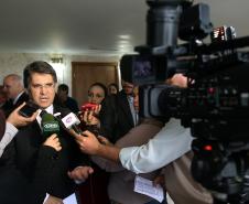 Entre janeiro e abril deste ano, o Governo do Paraná transferiu aos municípios R$ 2,34 bilhões da cota do Imposto sobre Circulação de Mercadorias e Serviços (ICMS) e do Imposto sobre Propriedade de Veículo Automotor (IPVA). O valor corresponde a um aumento nominal de 11,7% sobre os R$ 2,1 bilhões repassados às prefeituras em igual período de 2013. 