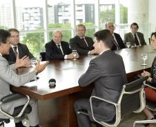 O governador Beto Richa assinou nesta quinta-feira (4/11) o protocolo de intenções que inclui a empresa Gonçalves e Tortola (GT Foods) no programa de incentivos Paraná Competitivo. O grupo atua há mais de vinte anos no abate e comércio de aves e vai investir R$ 205 milhões na ampliação de unidades em dez municípios paranaenses.
