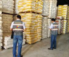 Destinado para consumo no Paraná, o produto importado da Argentina por empresas de outros estados foi localizado na terça-feira (21) em um armazém às margens da BR 277, durante operação do Fisco. O estabelecimento foi autuado em R$ 150 mil. O diretor da Coordenação da Receita do Estado (CRE), Gilberto Della Coletta, disse que a Receita vai intensificar a fiscalização em outras localidades para impedir a entrada irregular de produtos de outros países no estado. 