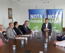 O governador Beto Richa entregou nesta terça-feira (20) os três maiores prêmios do 27º sorteio do Programa Nota Paraná. Dessa vez os bilhetes sorteados premiaram três mulheres: uma secretária de Engenheiro Beltrão, uma professora da rede pública estadual de Itaperuçu e uma médica de Curitiba. Elas receberam os prêmios de R$ 50 mil, R$ 30 mil e R$ 20 mil, respectivamente. O evento foi realizado no Palácio Iguaçu, em Curitiba.