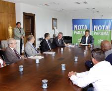 O governador Beto Richa entregou nesta terça-feira (20) os três maiores prêmios do 27º sorteio do Programa Nota Paraná. Dessa vez os bilhetes sorteados premiaram três mulheres: uma secretária de Engenheiro Beltrão, uma professora da rede pública estadual de Itaperuçu e uma médica de Curitiba. Elas receberam os prêmios de R$ 50 mil, R$ 30 mil e R$ 20 mil, respectivamente. O evento foi realizado no Palácio Iguaçu, em Curitiba.