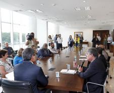 O governador Beto Richa entregou nesta terça-feira (20) os três maiores prêmios do 27º sorteio do Programa Nota Paraná. Dessa vez os bilhetes sorteados premiaram três mulheres: uma secretária de Engenheiro Beltrão, uma professora da rede pública estadual de Itaperuçu e uma médica de Curitiba. Elas receberam os prêmios de R$ 50 mil, R$ 30 mil e R$ 20 mil, respectivamente. O evento foi realizado no Palácio Iguaçu, em Curitiba.