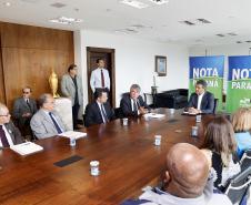 O governador Beto Richa entregou nesta terça-feira (20) os três maiores prêmios do 27º sorteio do Programa Nota Paraná. Dessa vez os bilhetes sorteados premiaram três mulheres: uma secretária de Engenheiro Beltrão, uma professora da rede pública estadual de Itaperuçu e uma médica de Curitiba. Elas receberam os prêmios de R$ 50 mil, R$ 30 mil e R$ 20 mil, respectivamente. O evento foi realizado no Palácio Iguaçu, em Curitiba.