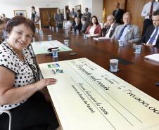 O governador Beto Richa entregou nesta terça-feira (20) os três maiores prêmios do 27º sorteio do Programa Nota Paraná. Dessa vez os bilhetes sorteados premiaram três mulheres: uma secretária de Engenheiro Beltrão, uma professora da rede pública estadual de Itaperuçu e uma médica de Curitiba. Elas receberam os prêmios de R$ 50 mil, R$ 30 mil e R$ 20 mil, respectivamente. O evento foi realizado no Palácio Iguaçu, em Curitiba.