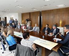 O governador Beto Richa entregou nesta terça-feira (20) os três maiores prêmios do 27º sorteio do Programa Nota Paraná. Dessa vez os bilhetes sorteados premiaram três mulheres: uma secretária de Engenheiro Beltrão, uma professora da rede pública estadual de Itaperuçu e uma médica de Curitiba. Elas receberam os prêmios de R$ 50 mil, R$ 30 mil e R$ 20 mil, respectivamente. O evento foi realizado no Palácio Iguaçu, em Curitiba.