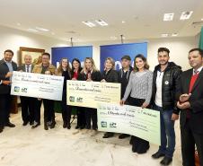 No mês de maio, três mães foram as ganhadoras dos maiores prêmios do 30 sorteio do Programa Nota Paraná. Elas são de Colombo, Maringá e Piraí do Sul e foram premiadas com os valores de R$ 200 mil, R$ 120 mil e R$ 80 mil. Os prêmios foram entregues pela governadora Cida Borghetti nesta quarta, no Palácio Iguacu.  