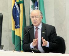O Paraná arrecadou R$ 18,17 bilhões entre janeiro e agosto deste ano, o que representou aumento de 13,2% sobre os R$ 16,05 bilhões de receita contabilizada pelo Fisco em igual período de 2001. Os números foram apresentados no final da manhã desta quarta-feira (19), na Assembleia Legislativa do Paraná, pelo secretário de Estado da Fazenda, Luiz Carlos Hauly, que afirmou aos deputados que o Orçamento de 2012 será cumprido. “Está tudo sob controle”, assegurou.